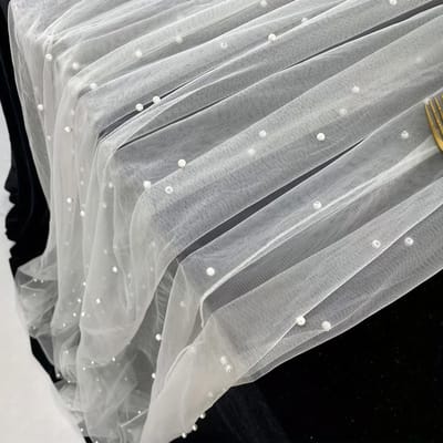 Elegante witte parel chiffon tafelloper perfect voor bruiloften, vrijgezellenfeesten en feesten. Veelzijdige decoratie voor tafels 72*200