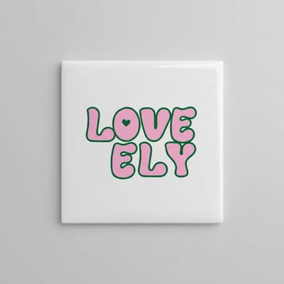 Lovely Tekst Keramische Tegel “Love Ely” – Schattige Typografie met Hart Wanddecoratie – 15 × 15 cm