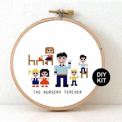 Kleutermeester borduurpakket | Borduurpakket voor volwassenen | kinder oppas bedankje| Borduurpakket inclusief borduurring, DMC borduurgaren, Aida borduurstof, borduurnaald en instructies