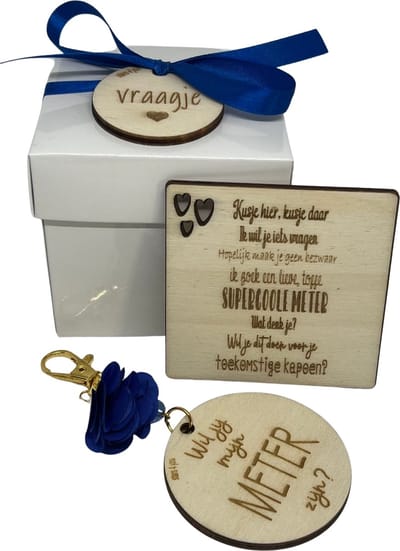 Cadeaudoosje Wil jij mijn METER zijn? | BLAUW | Kusje hier kusje daar | sleutelhanger | meter vragen | meter worden | peettante vragen | peettante worden | cadeau | doosje met een vraag | geschenkbox