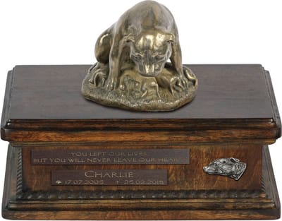 Persoonlijke urn hond voor Staffordshire Bull Terrier met beeldje en houtafwerking