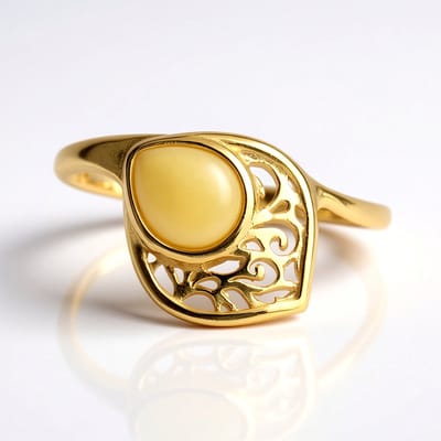 Cavill - Zilveren ring met vergulde bezel - 925 Sterling Zilver - Peervormige Baltische barnsteen 0,209 ct - Filigraan design - Tijdloze milky ring