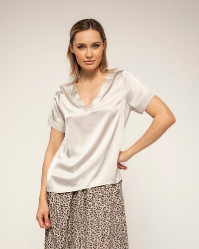 T-shirt met korte mouwen en V-hals van zijde