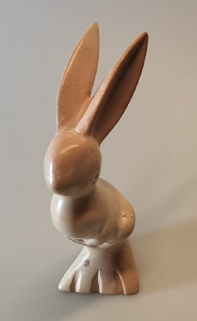 Nog meer sfeer in uw woonomgeving met deze prachtig handgemaakte Haas! Een bijzondere haas gemaakt van speksteen, een zachte natuursteen. Vind een gezellig plekje in je huis, serre/tuinkamer of in de werkkamer. Voor uzelf of Bestel Een Kado
