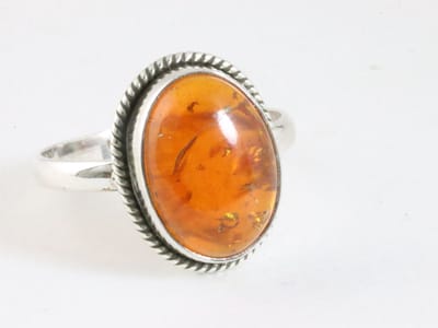 Bewerkte ovale zilveren ring met amber - maat 20
