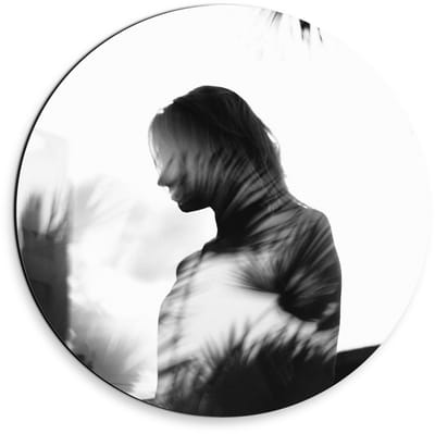 Dibond Wandcirkel - Vrouw met Bladeren (Zwart/wit) - 30x30cm Foto op Aluminium Wandcirkel (met ophangsysteem)