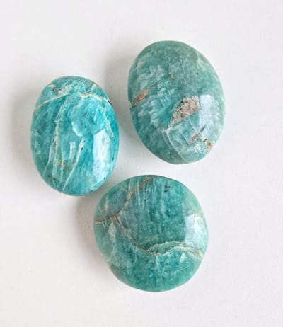 ThaleiaDesign - Amazoniet handsteen - Edelstenen en Mineralen - Kristallen - Spiritualiteit - Woondecoratie - zaksteen - pocketstone - balans - innerlijke rust - helderheid - healing - chakra - cadeau vrouw - prijs per stuk