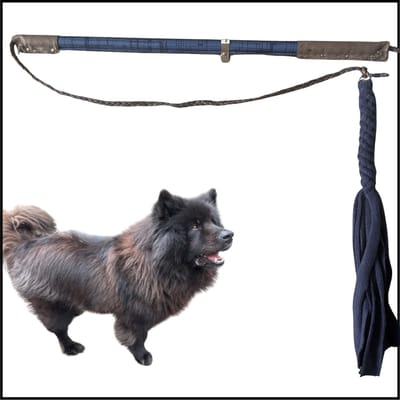 Hondenspeelgoed Flirt Pole in de kleuren donkerblauw gestreept en bruin. Maat 2. Hondenhengel - speelhengel - hondentraining - spelen en leren - trekspel - trektouw - dog training - focus training - focus speelgoed - ShukoGear by MadeByShuko