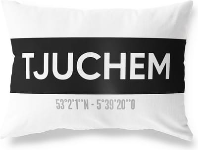 Tuinkussen TJUCHEM - GRONINGEN met coördinaten - Buitenkussen - Bootkussen - Weerbestendig - Jouw Plaats - Studio216 - Modern - Zwart-Wit - 50x30cm
