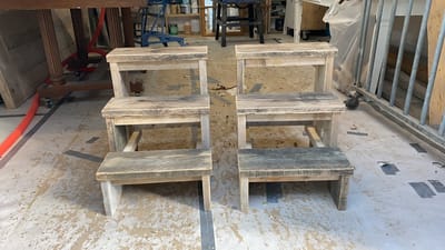 Opstap voor kat of hond of paard! Hoogte 60 en breedte 45 cm. Splintervrij en geschuurd steigerhout. Paarden opstap.