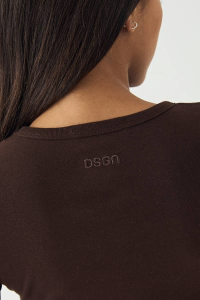 Dames DSGN Studio Geborduurd Shirt met Lange Mouwen | Dark Chocolate | Maat: Medium