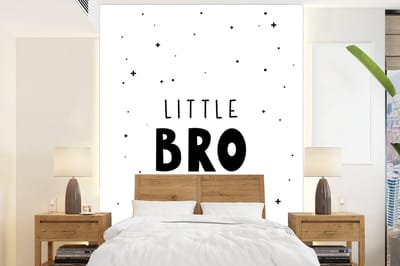 Behang kinderen - Kinderkamer decoratie - Quotes - Little bro - Spreuken - Jongens - Kinderen - Kinderkamer - 165x220 cm - Wanddecoratie Jongenskamer