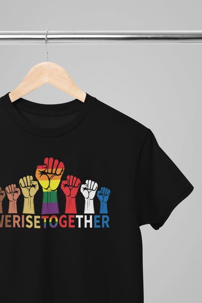 Pride shirt - We rise together - Wurban Wear | Gay pride | Pride kleding | Regenboog kleding | Pride | Pride vlag | Regenboog vlag | Regenboog | LGBTQ | LHBTI | Liefde | Transgender | Crossdress | Amsterdam | Rainbow | lgbt shirt | Zwart