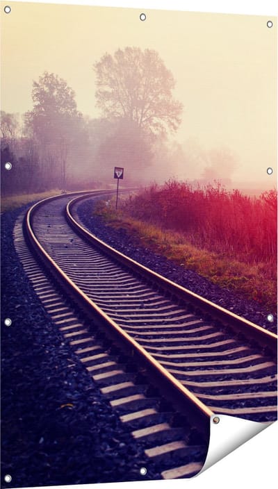 Gards Tuinposter Spoorweg Rails tijdens de Herfst met Mist - 80x120 cm - Tuindoek - Tuindecoratie - Wanddecoratie buiten - Tuinschilderij