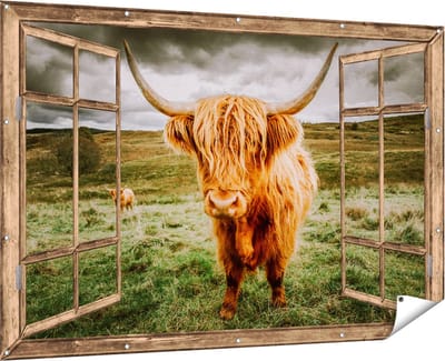 Gards Tuinposter Doorkijk Schotse Hooglanders in de Weide met Wolken - 180x120 cm - Tuindoek - Tuindecoratie - Wanddecoratie buiten - Tuinschilderij