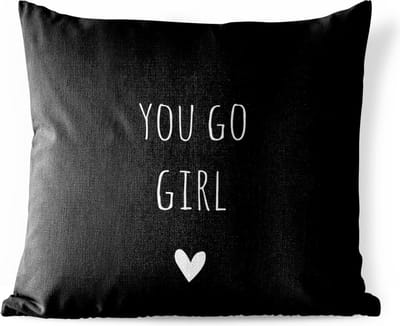 Buitenkussen - Engelse quote "You go girl" tegen een zwarte achtergrond - 45x45 cm - Weerbestendig
