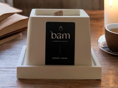 BAM Snowy Musk Geurkaars met Houten Wiek – Wit Vierkant Potje – Vegan Geurkaars van Natuurlijke Zonnebloemwas – 30 Branduren – Handgemaakt in België