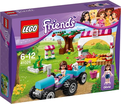 In de LEGO-set Friends - De Markt - 41026 haal je de oogst binnen met Olivia. Pluk de appels uit de bomen en de wortels uit de tuin en breng alles vervolgens naar haar markt. Maak de oplegger vast aan