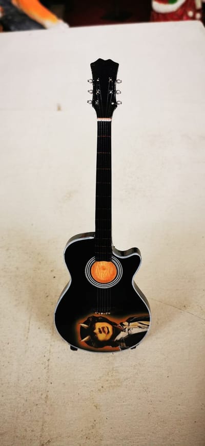 AC/DC Miniatuur Gitaar Angus Young Akoestisch – Houten Rock Decoratie met Standaard – Luxe Hardrock Verzamelobject – 25 cm Hoog – Vintage Mancave Cadeau