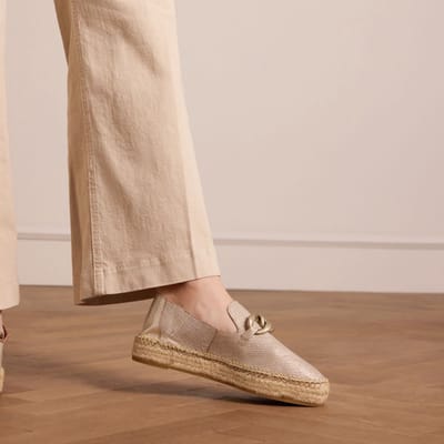 Manfield - Dames - Goudkleurige leren espadrilles met gouden chain - Maat 38