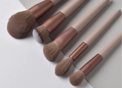 Natuurlijke Biologische Make Up kasten; zeer zachte synthetische haren met houten grip. Mooi design en milieu bewust.