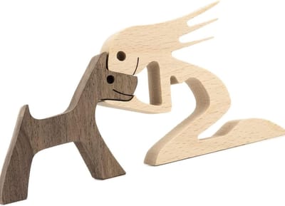 Allecto Plus - Handgemaakt houten standbeeld voor huisdierliefhebbers - Decoratief honden- en mensen ambachtelijk beeldje van hout - Woondecoratie sculptuur met ornamenten - Ambachtelijk design - Houten standbeeldje - Uniek & handgemaakt