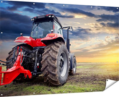 Gards Tuinposter Rode Tractor bij Zonsondergang - Trekker - 180x120 cm - Tuindoek - Tuindecoratie - Wanddecoratie buiten - Tuinschilderij