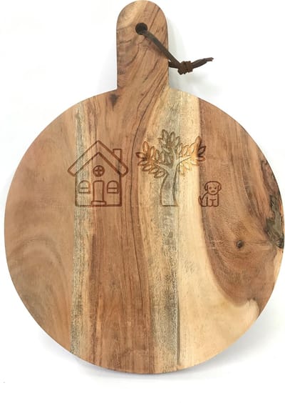 Ronde snijplank/hapjesplank gravure HUISJE BOOMPJE BEESTJE. Een origineel cadeau voor iemand die net een huis heeft gekocht, of gewoon zomaar. Het formaat is 40x30cm incl. handvat en 30cm doorsnede excl. handvat.