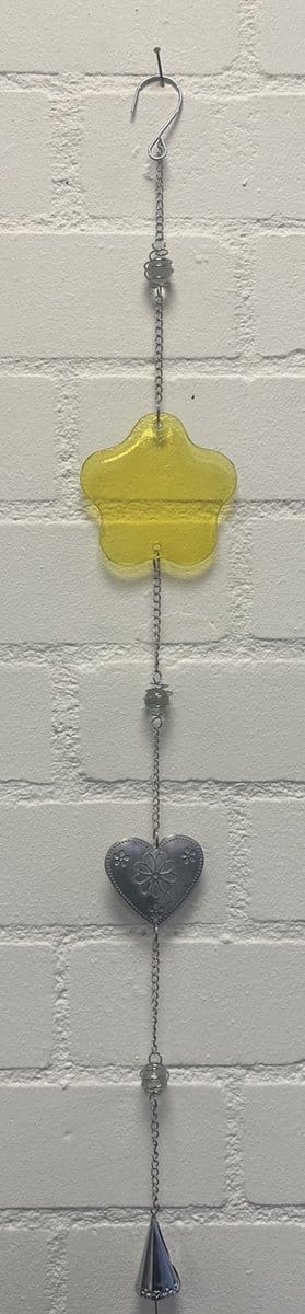 Deco hanger "Bloem" met metalen ketting - glas + metaal - bloem & hart+bloem - Zilveren ketting + gele bloem - lengte 76 cm - Woondecoratie - Woonaccessoires