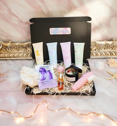 Dames Geschenk Ik vindje lief - Verzorgingsset 11 stuks - Hawsaz.nl cadeau - Huidverzorging geschenkset - Luxe Moederdag cadeau - Verwenpakket - Gezichtverzorging - Serum - Luxe Cadeaupakket - Edelstenen geurkaars vanille - Bodylotion - Bath&Shower