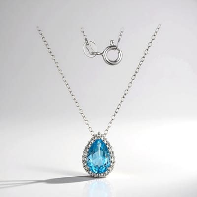 Cavill - Zilveren Dames Halsketting - 925 Sterling Zilver - 1,718 Ct Blauwe Peervormige Topaas - 0,159 Ct Witte Topaas Pavé - Elegant