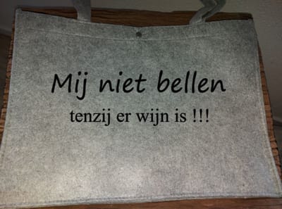 Tas met tekst: Mij niet bellen , tenzij er wijn is !!! -Antraciet vilt tas
