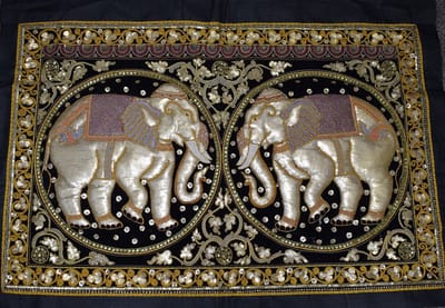 ZoeZo Design - Wandkleed - wanddoek - Burma - Myanmar - handgemaakt - Oosters wandkleed - olifant - goud - kraaltjes - met insteekzoom - 132 x 96 cm