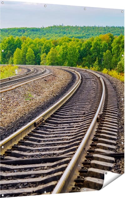Gards Tuinposter Rails Spoorwegen in een Bocht - 120x160 cm - Tuindoek - Tuindecoratie - Wanddecoratie buiten - Tuinschilderij