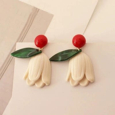 Een Paar Lieve Kleine Verse Vintage Contrast Tulp Bloemen Oorbellen beige