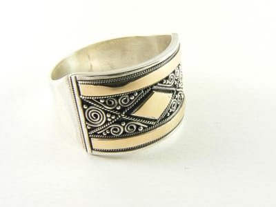 Traditionele bewerkte zilveren ring met 18k gouden decoraties - maat 17.5
