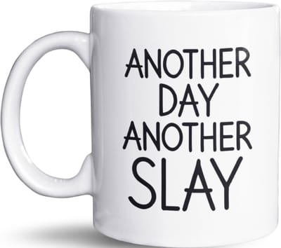NietMokken.nl – Grappige mok met quote – "Another Day, Another Slay" – 325 ml (11oz) – Keramische koffiemok – Bedrukt aan beide zijden – Cadeautip voor vrienden, collega’s of familie – Vaatwasser- en magnetronbestendig - Beker voor man of vrouw