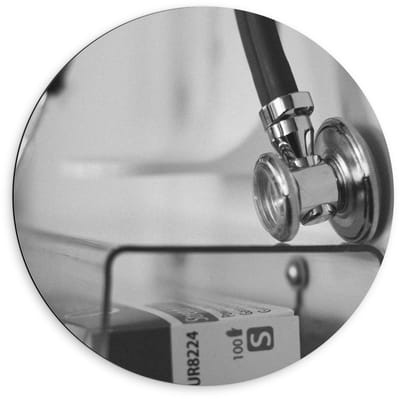 Dibond Wandcirkel - Stethoscoop Zwart - Wit - 60x60cm Foto op Aluminium Wandcirkel (met ophangsysteem)