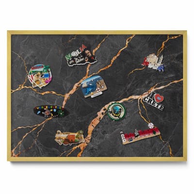 Tulup Magneetbord met Gouden Frame - Zwart Magneetbord Met Decoratieve Patronen - 70 cm x 50 cm - Versierd donker marmer - Memobord voor Keuken - Magnetisch Wandbord - Magnetisch Bord Kindvriendelijk