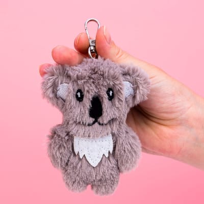 Bitten Keyfriend Sleutelhanger - Knuffeltje - Verpakking van gerecycled karton - Curious Koala - Grijs/Wit