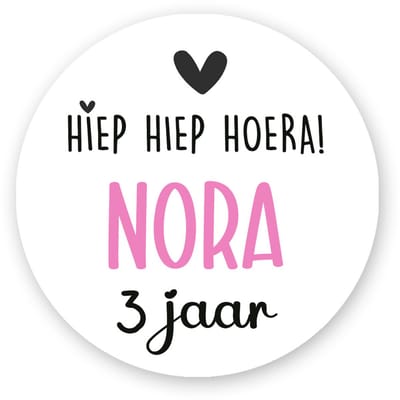 25x Traktatiestickers - HIEP HIEP HOERA - Gepersonaliseerd - Sluitstickers - Kinderfeest Traktatie - traktatiestickers Met Naam en Leeftijd- Uitdeeltraktatie - Traktatiestickers Pimp Studio