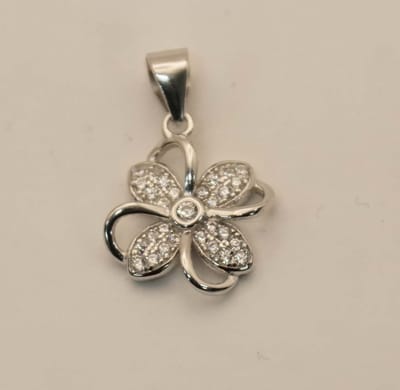 Sterling zilveren hangertje van bloem met ingelegde diamant simulanten - bloempje hanger gemaakt van 925 zilver - fleurige halshangertje - bloemen kettinghanger - zilveren hanger van een kleine bloem - vrouwelijke bloemen bedel voor aan ketting