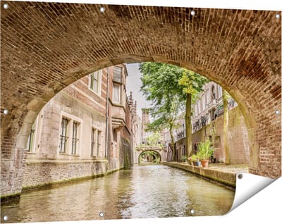 Gards Tuinposter Gracht in Utrecht onder de Brug - 120x80 cm - Tuindoek - Tuindecoratie - Wanddecoratie buiten - Tuinschilderij