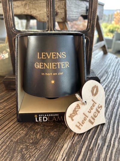 Creaties van Hier – Oplaadbare Led Tafellamp Levens genieter met houten hartje – 13,5 cm – mat zwart met goude bedrukking