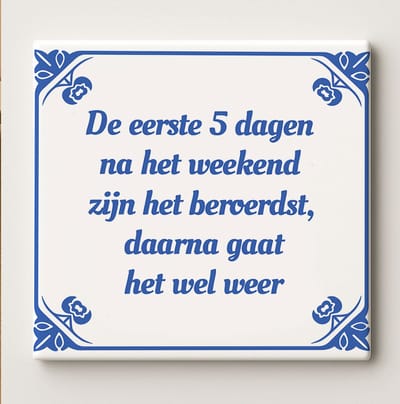 Grappige Nederlandse Tegel – “De eerste 5 dagen na het weekend zijn het beroerdst” – 15x15cm Blauw-Witte Keramische Wanddecoratie – Leuk Cadeau voor Kantoor of Thuis