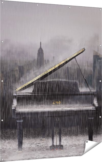 Gards Tuinposter Piano in de Regen voor een Stad - 120x160 cm - Tuindoek - Tuindecoratie - Wanddecoratie buiten - Tuinschilderij