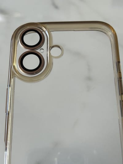 Anti-Yellow TPU/PC Hoesje - Geschikt voor iPhone 16 - Met Cameralens Glas Bescherming – Transparant/Goud – 2.5mm Dikte