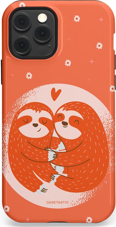 Casetastic Hoesje Geschikt voor Apple iPhone 12/12 Pro Magsafe - Stijlvolle Beschermende Duo-layer Case - Oranje Pastel Roze Liefdes Koppel Luiaard
