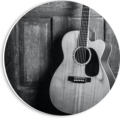 Forex Wandcirkel - Gitaar bij Houten Deur (zwart/wit) - 20x20cm Foto op Wandcirkel (met ophangsysteem)