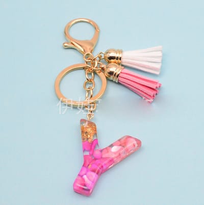 Sleutelhangers of voor je tas van A tot Z - met een pompon of kwastje - met letter - mooi design - handgemaakt - sleutelhangers - design - mode - goud - zwart - blauw - roze- rood